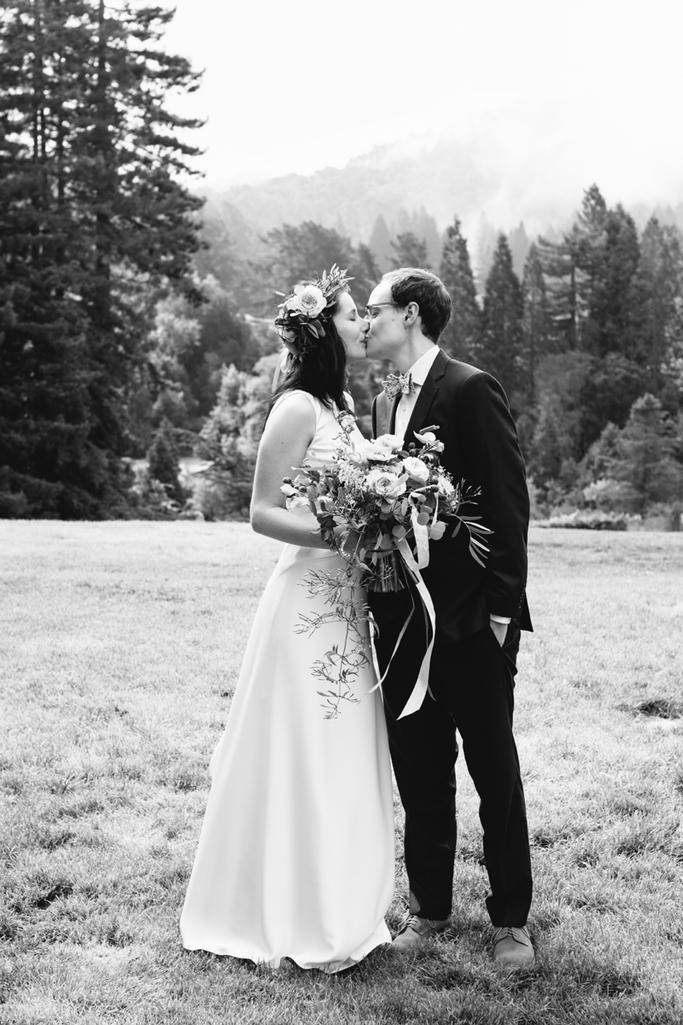 Beautiful, relaxed, and intimate Brazilian Room Wedding in Berkeley, California - Includes STUNNING flowers and an amazing mountain view! // SimoneAnne.com